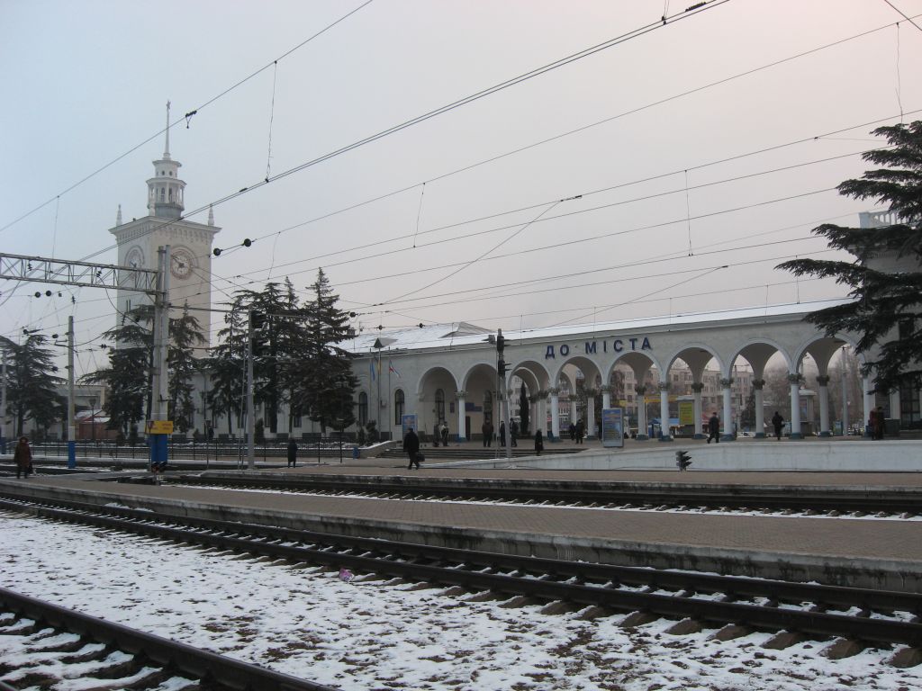 Раннее утро железнодорожного вокзала