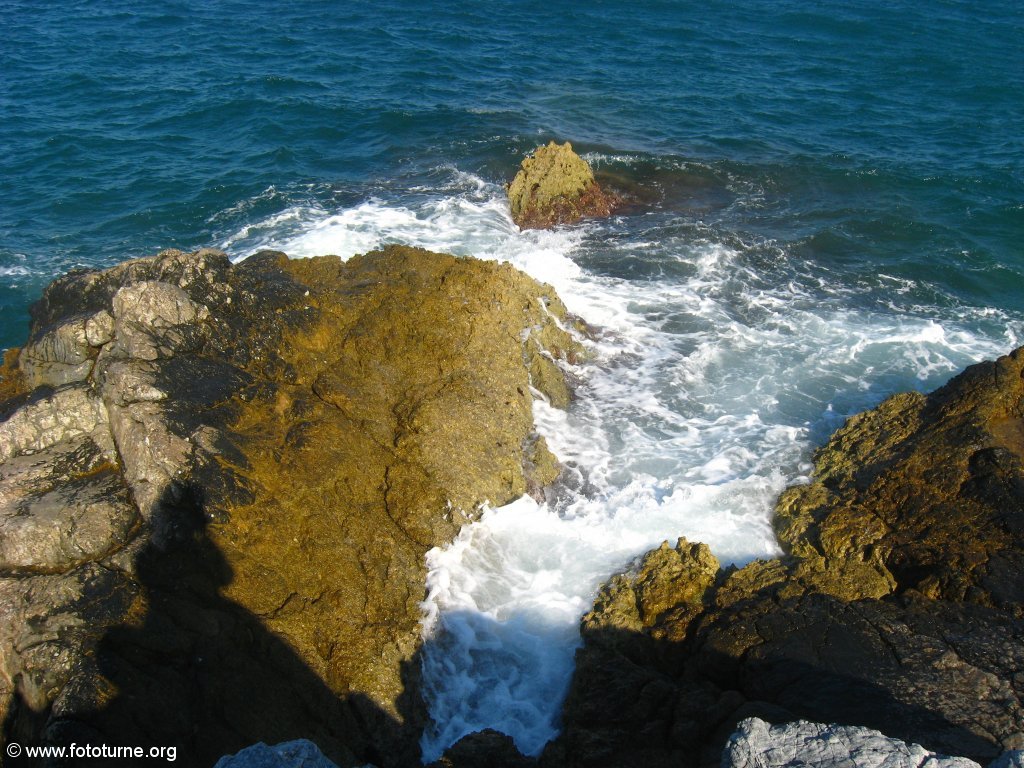Остается вдали морской берег