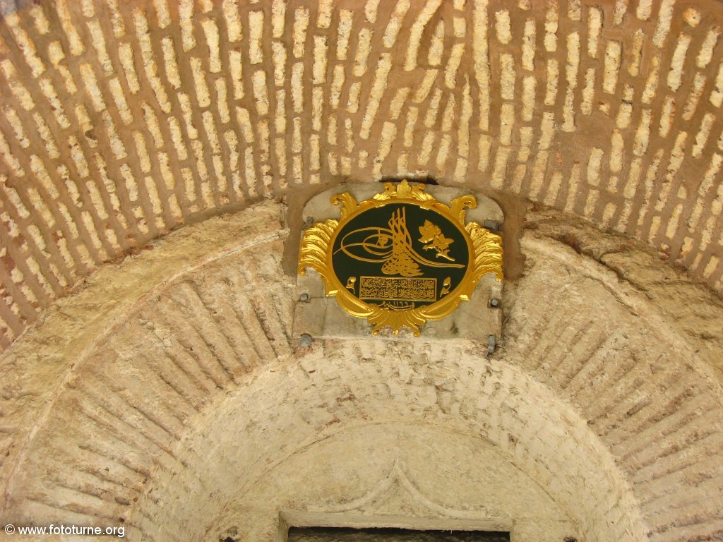 Знак над дверьми