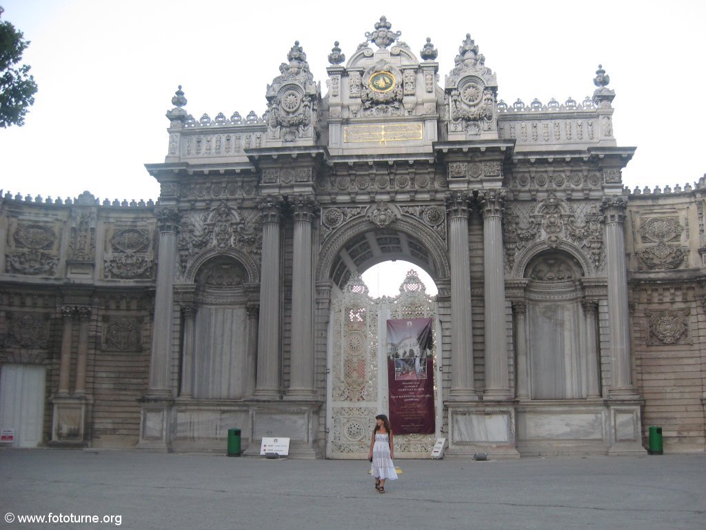 Вход во дворец Долмабахче