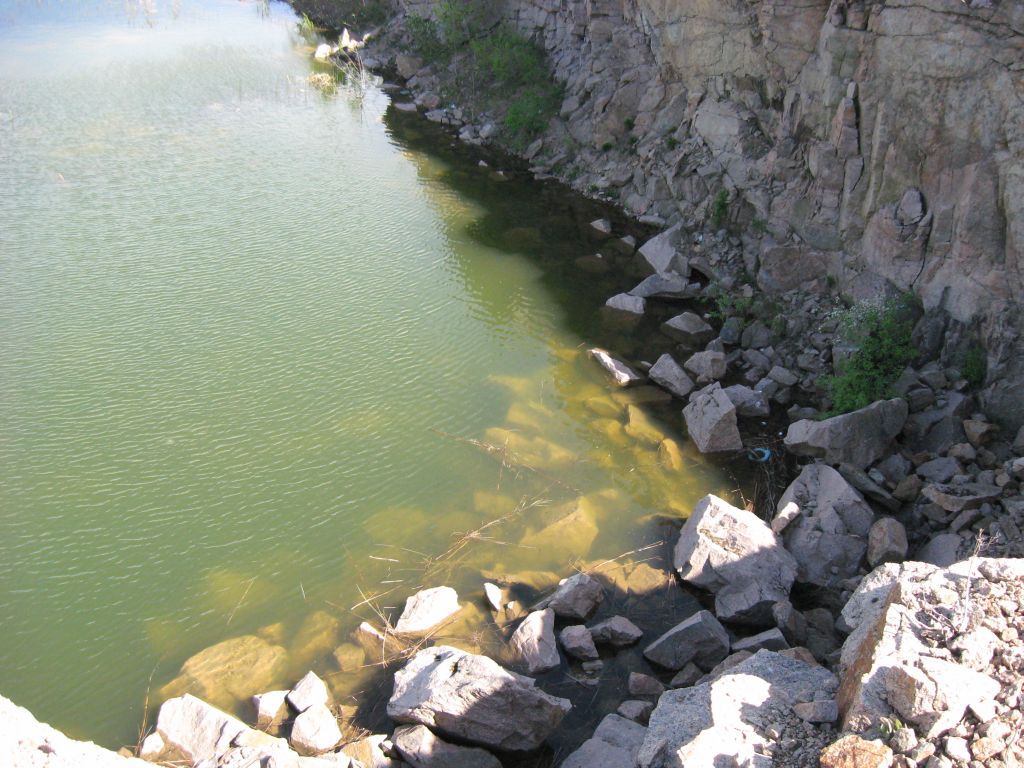 Вода в озере