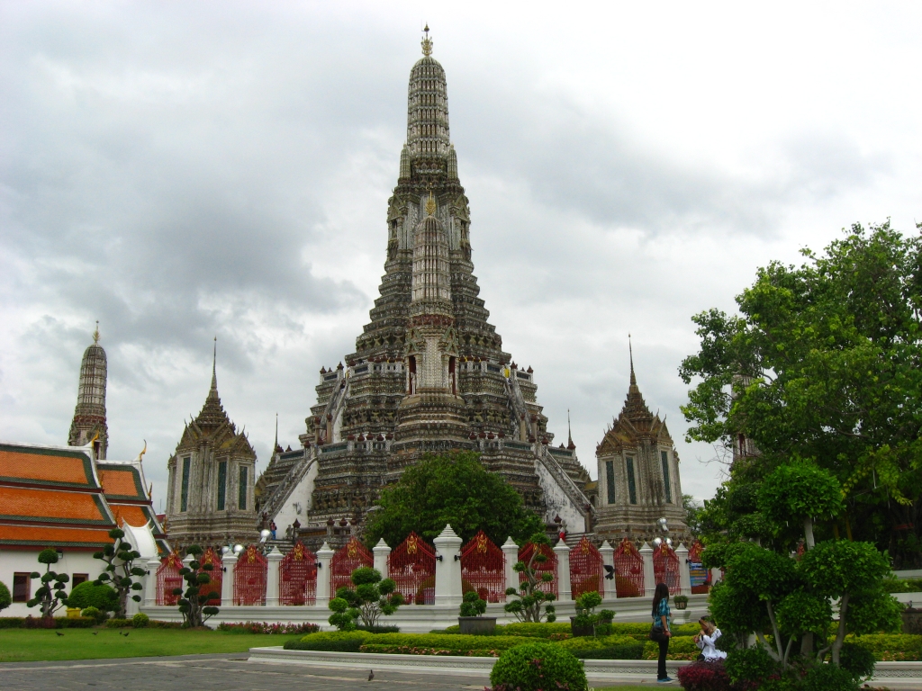 Полное название - Wat Arunratchawararam Ratchaworamahavihara