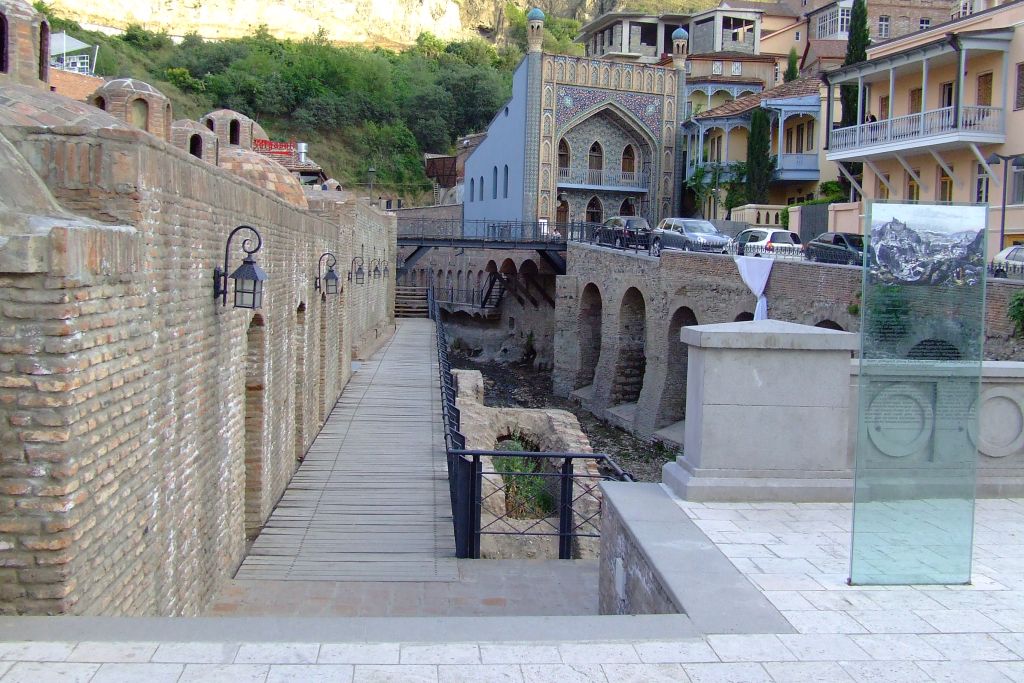 Архитектура здесь, в основном, персидская