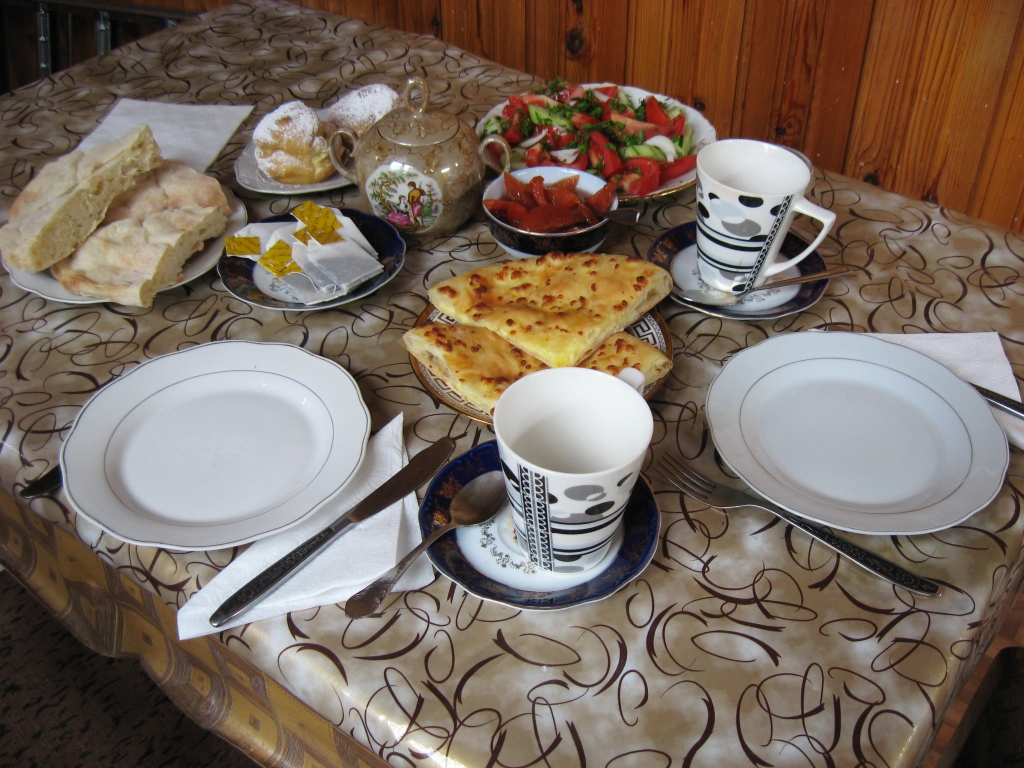 Мацони, хачапури, салат и омлет на завтрак