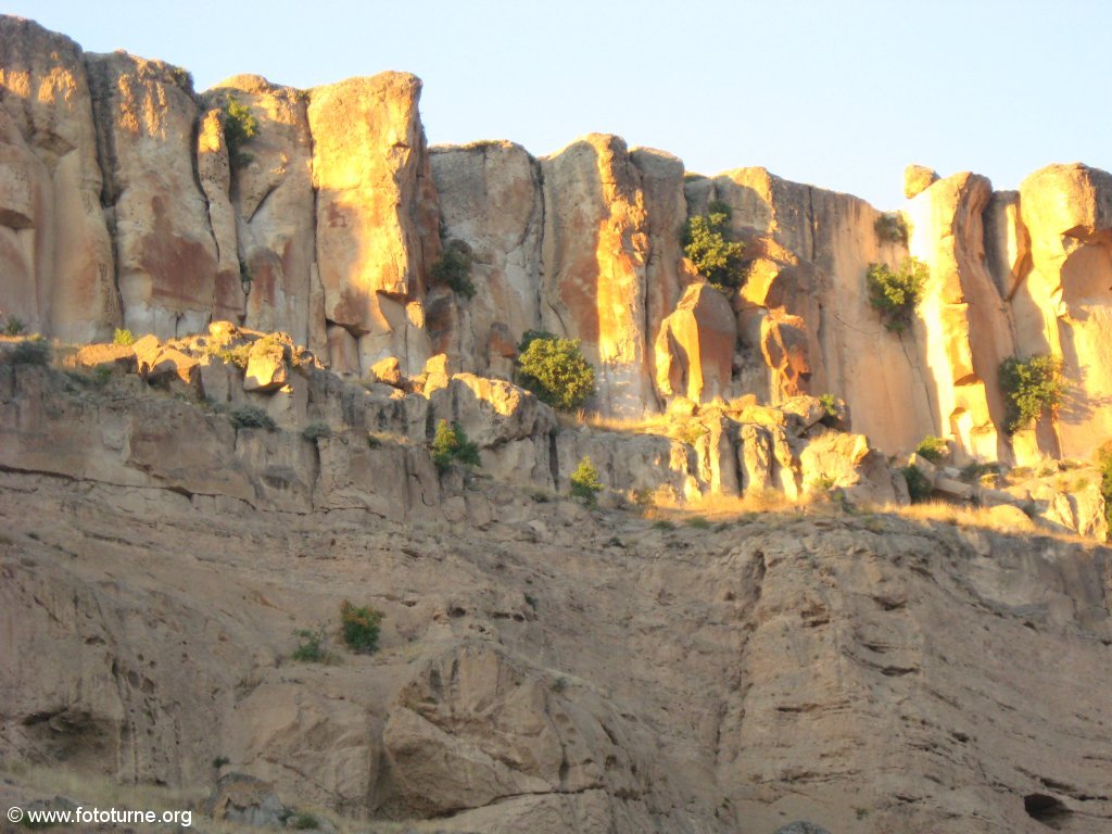 Вечернее Солнце окрасило скалы в странный цвет