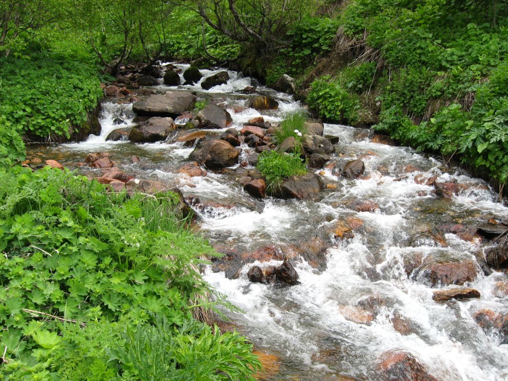 Острые камни, бурный поток