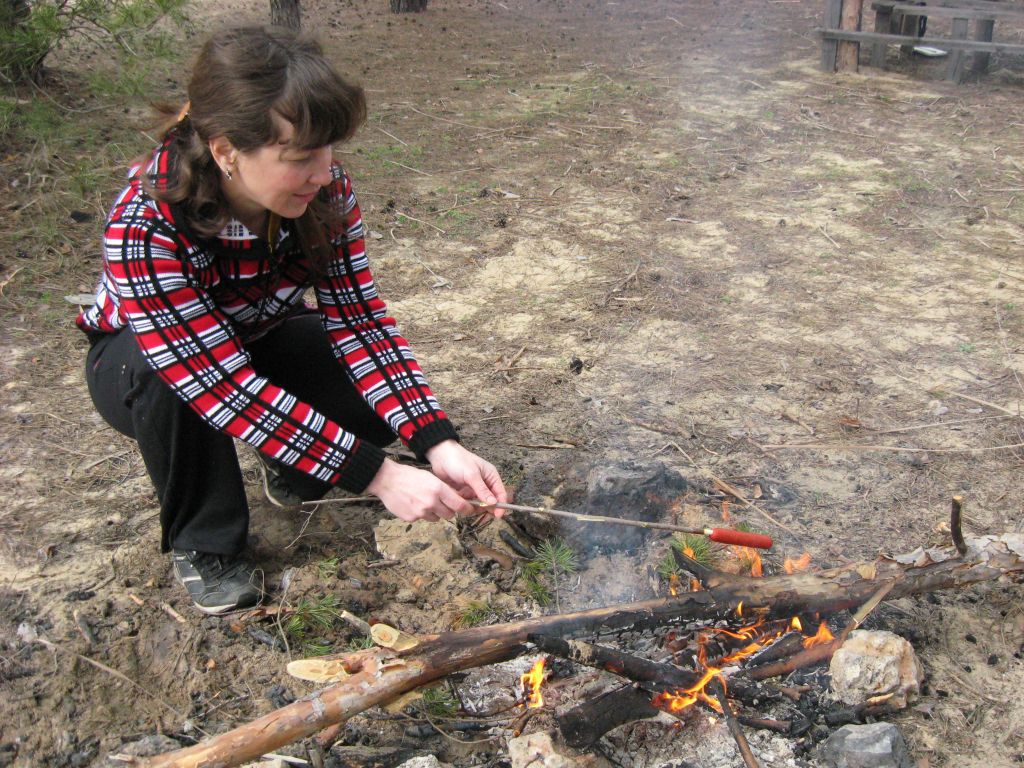Жареная сосиска (справа)