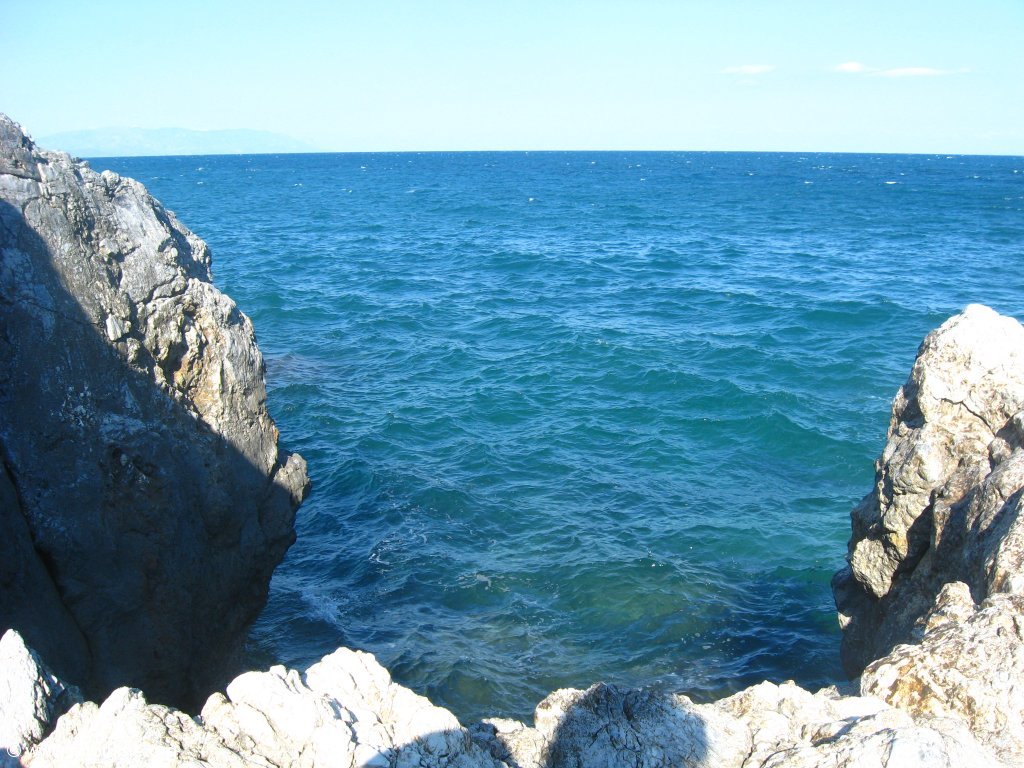 Даже море здесь пустое