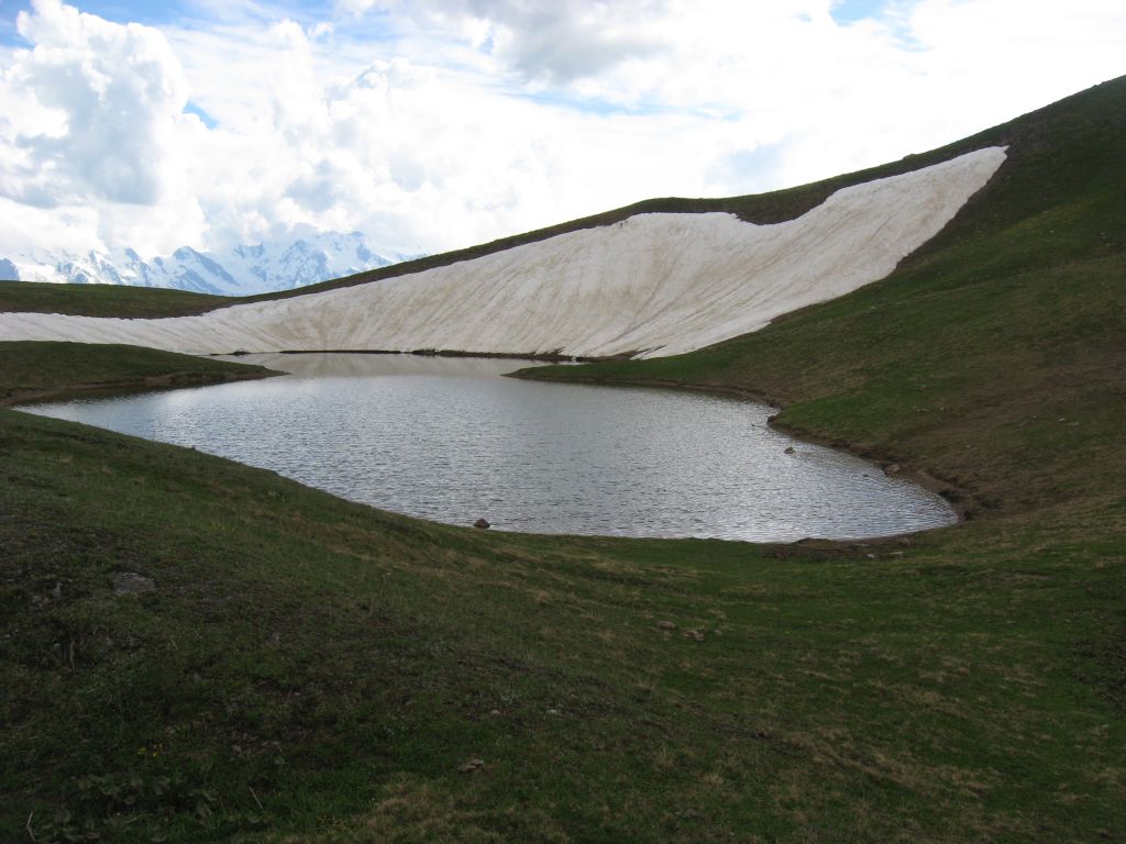 Вода в озерах очень холодная