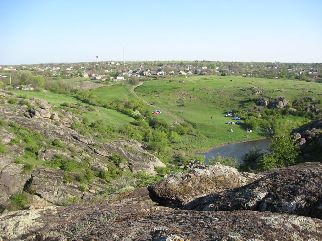 Виднеется село Актово