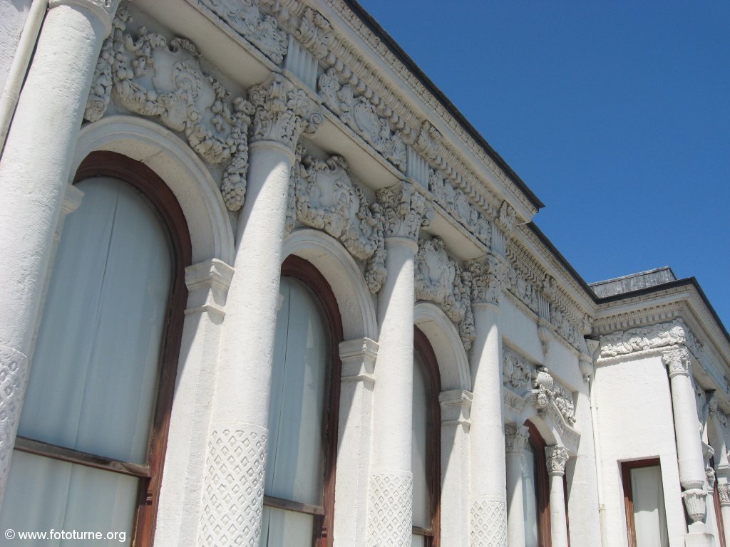 Стены везде украшает богатая лепка