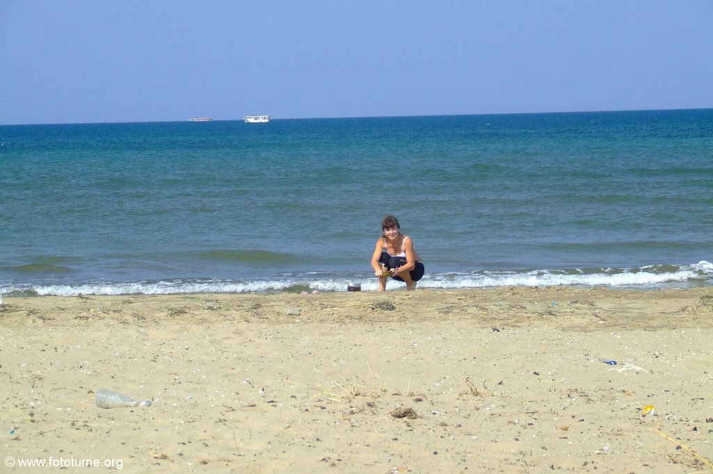 Утро. Мою посуду в Эгейском море :)