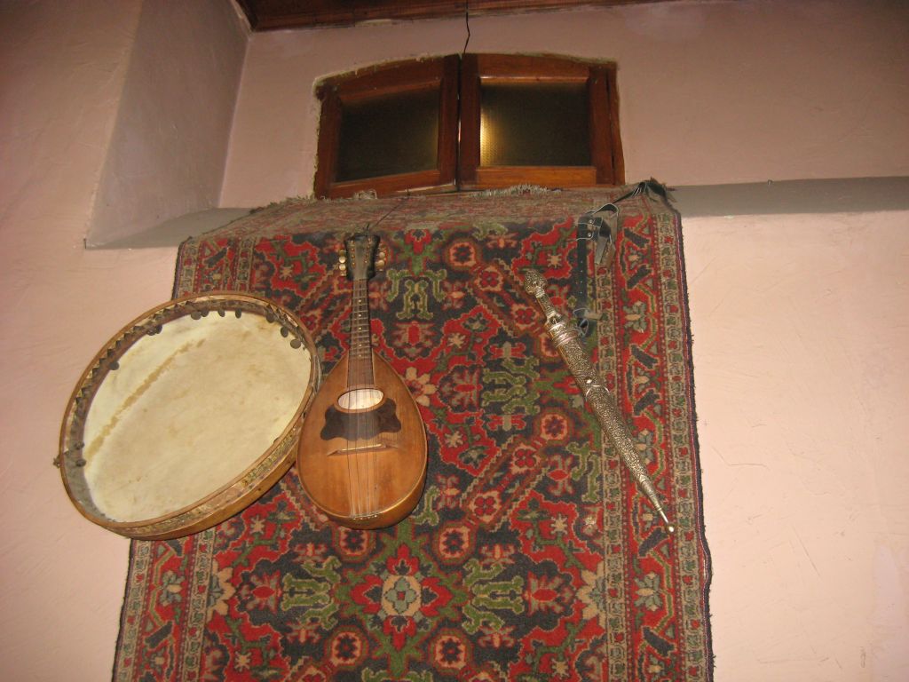 Стены хинкальни украшены