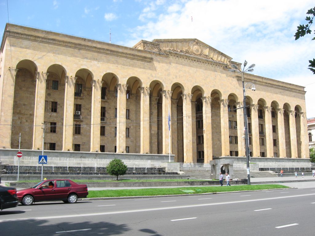 Бывшее здание парламента на улице Шота Руставелли