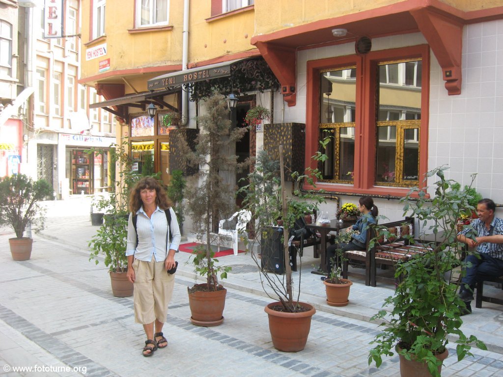 Тихая улица с нашим отелем в центре Стамбула