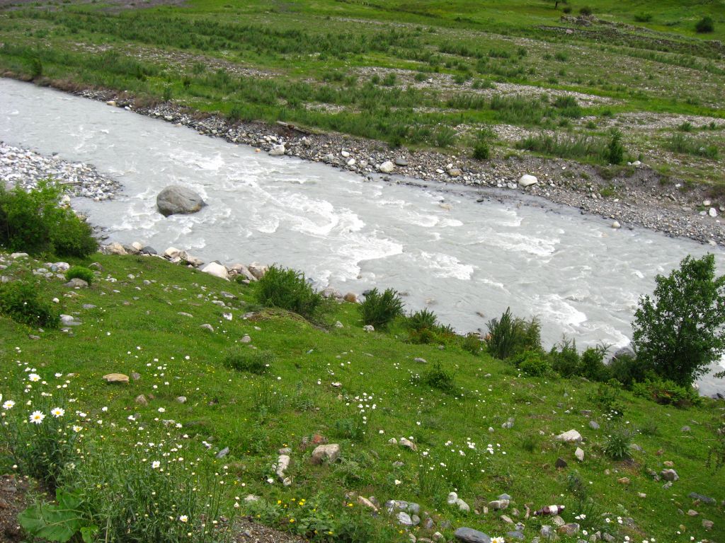 Река быстрая, стремительная