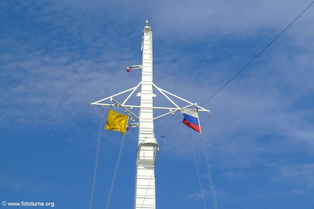Флаги и особенно желтый