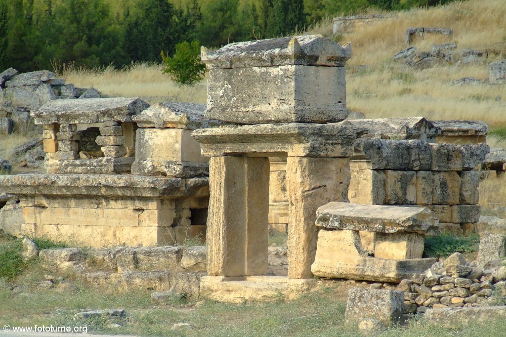 В некрополе насчитывается более 1200 захоронений