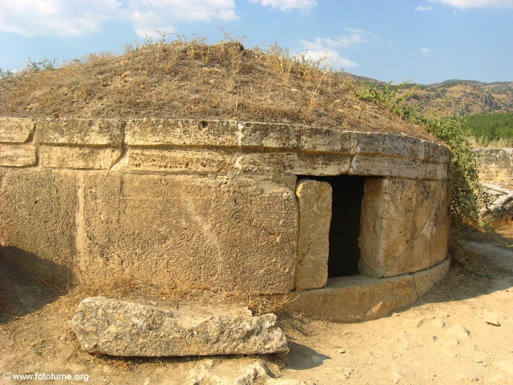 Самые старые - греческие захоронения в виде круглых курганов (tumulus)