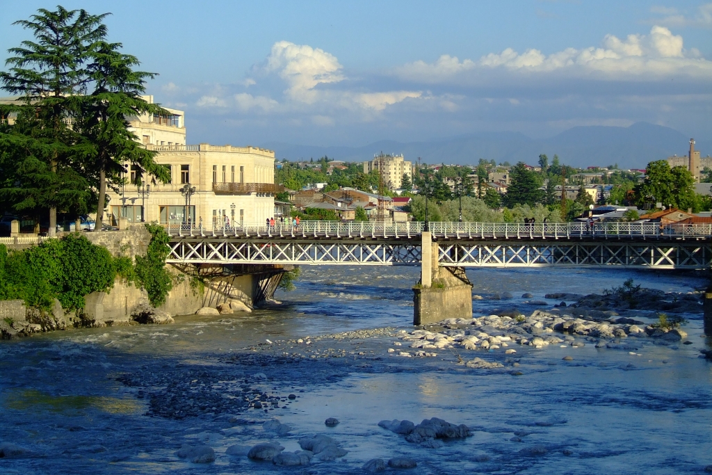 Бурная река течёт по городу