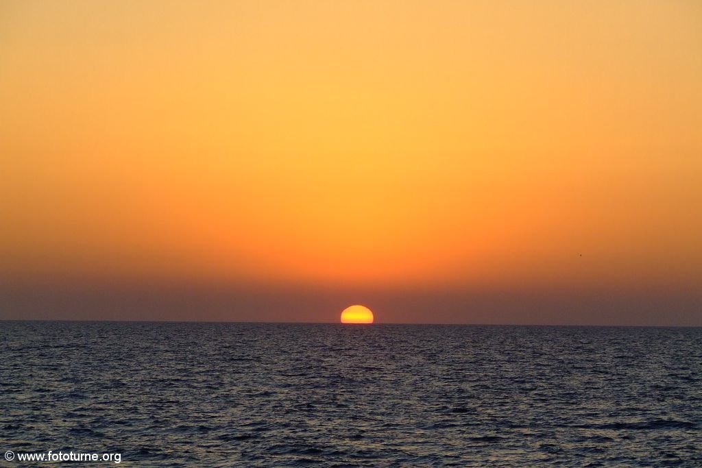 Солнце садится в море