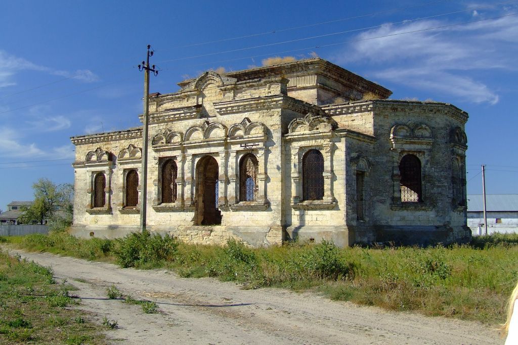 Заброшенное здание в Геройском