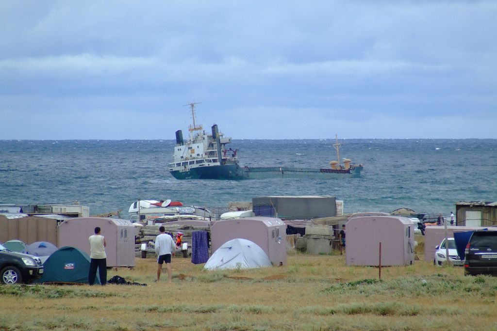 Разломившийся корабль