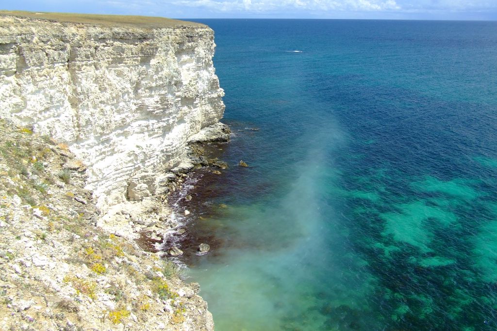 Непонятная полоса на море
