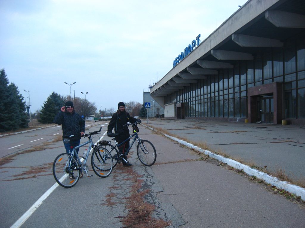 А вот и сумеречный аэропорт