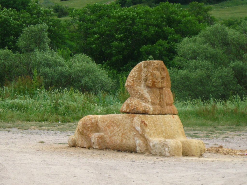 Каменное изваяние-завлекаловка