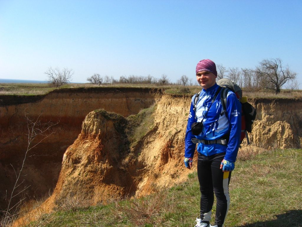 Видна красноватая глина оврагов