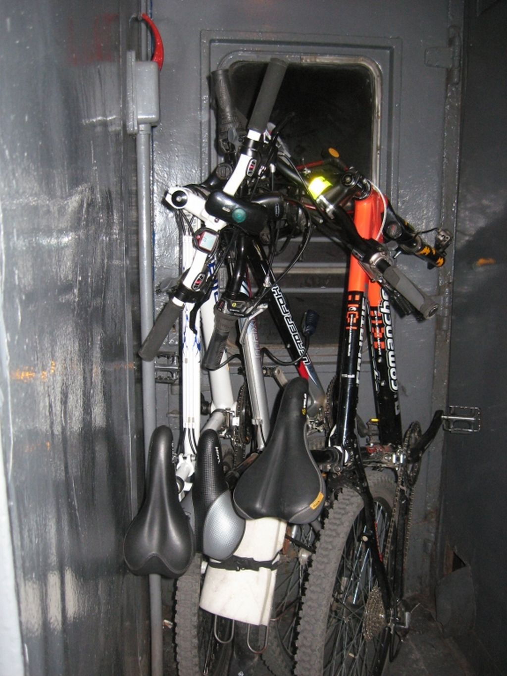 В тамбуре разместилось 6 велосипедов
