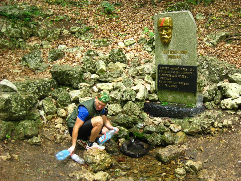 В воде рядом плавают микро-креветочки)
