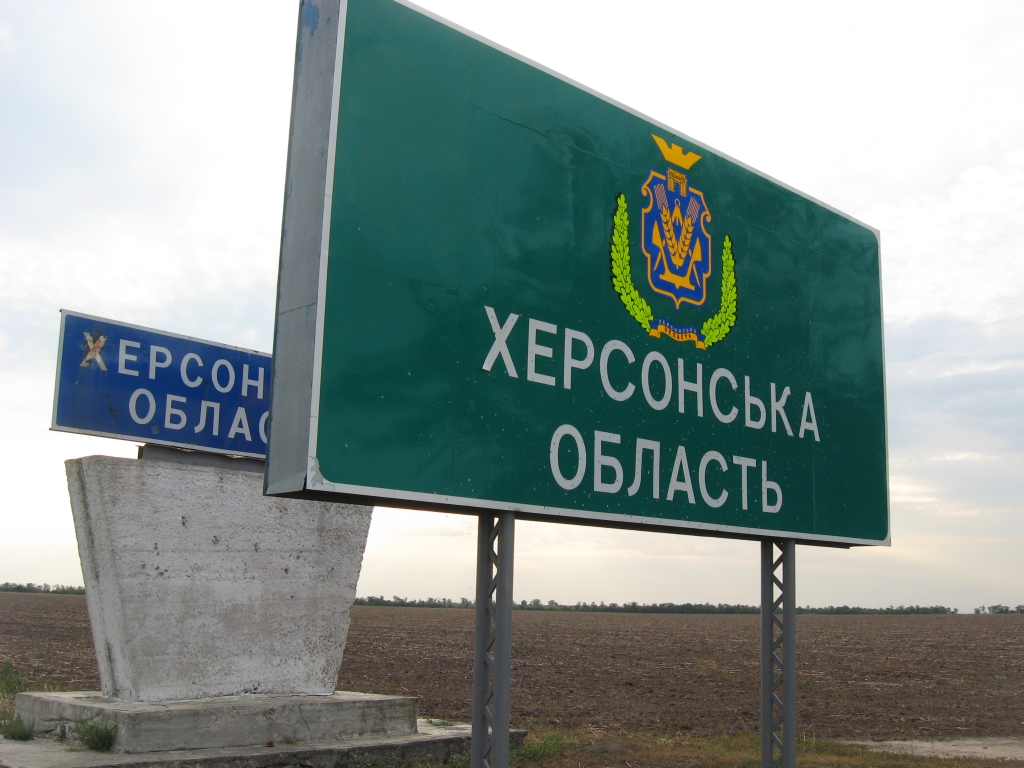 Скромно спрятавшийся официальный знак