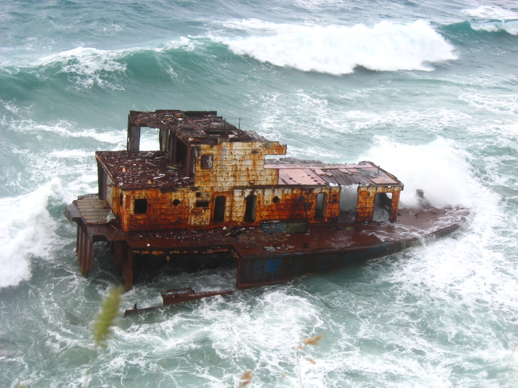 Море догрызает корабль