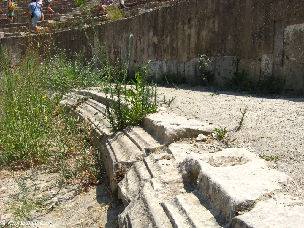 Теперь здесь камни зарастают травой