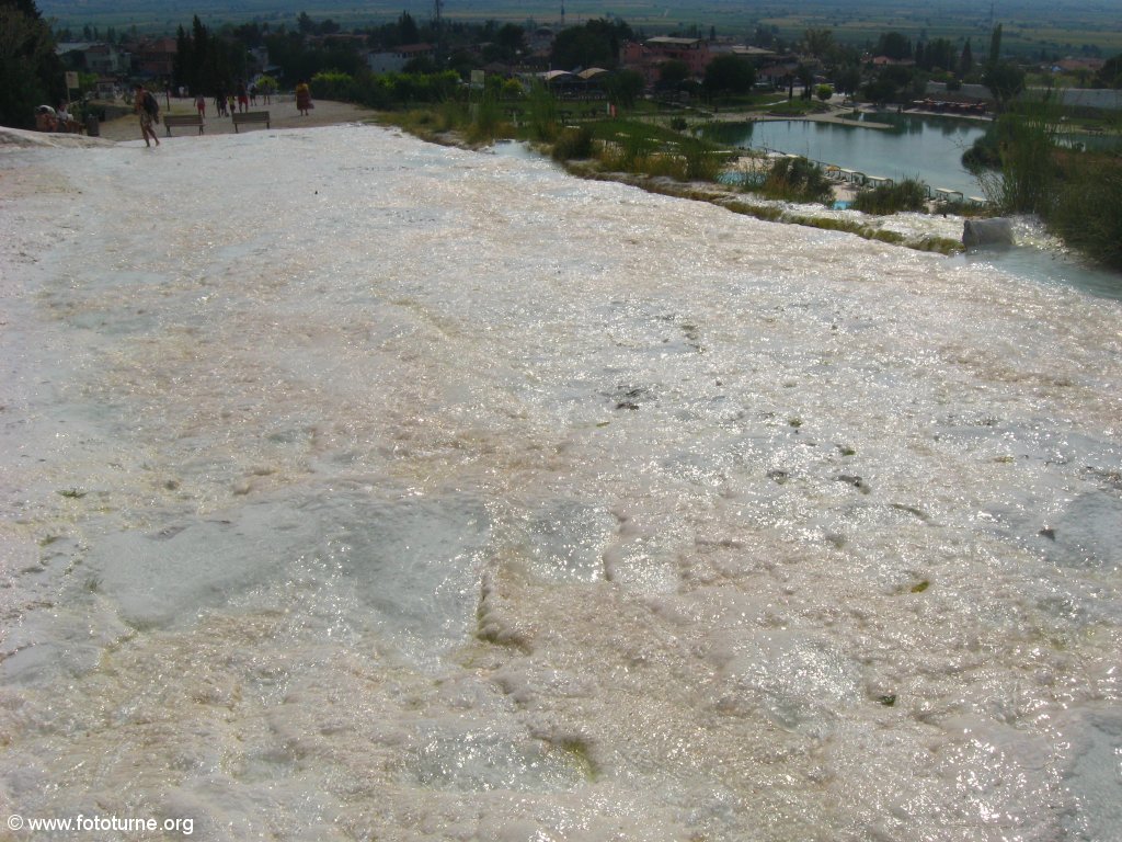 Вода течет под ногами