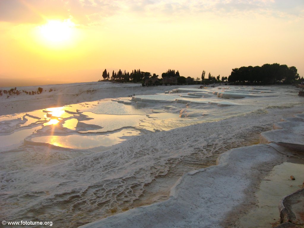 Это чудо какое-то - застывшая в небе вода...