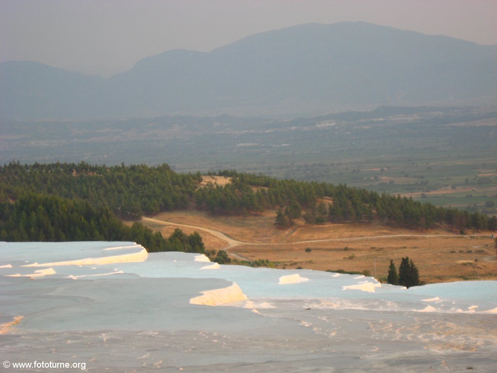 Белизна плывет над долинами