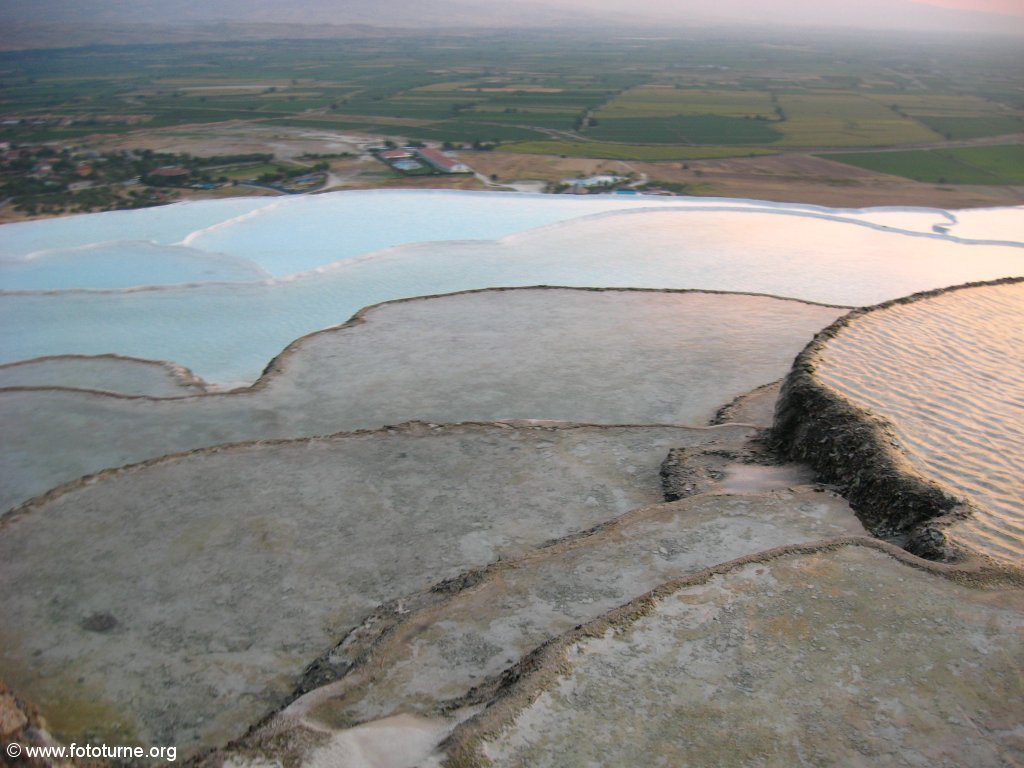 Вода как будто застыла над обрывом