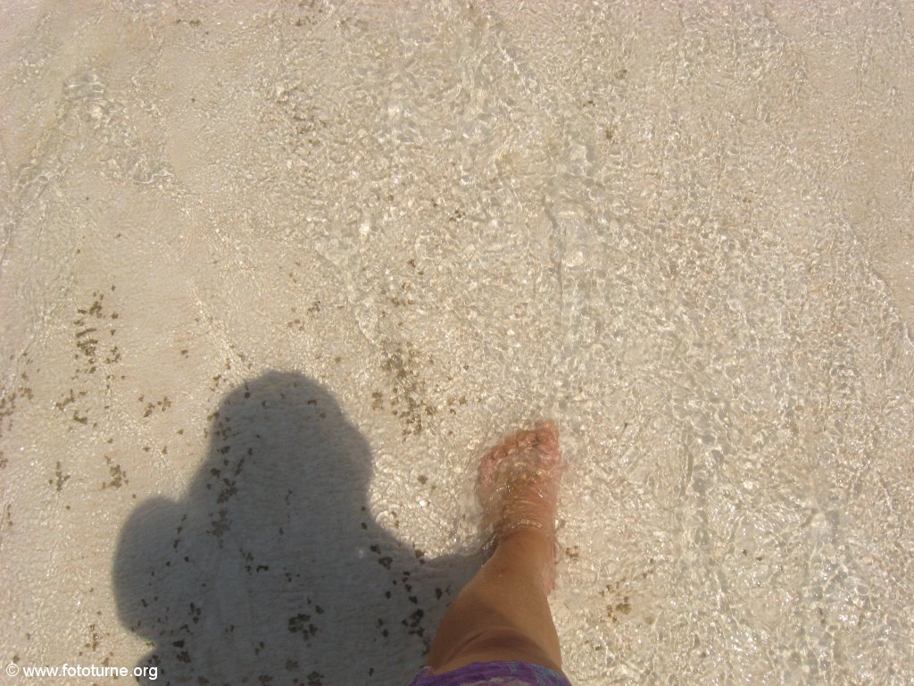 Вода струится по склонам