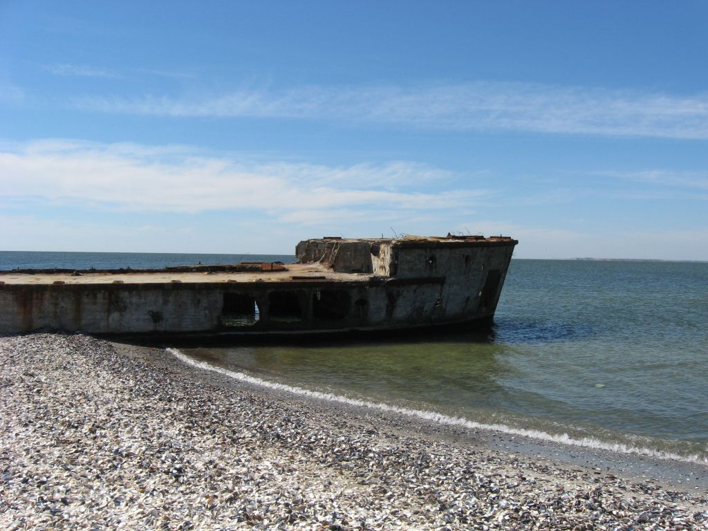 Баржа возле края косы
