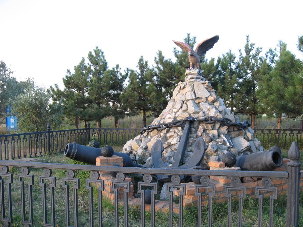Памятник на берегу