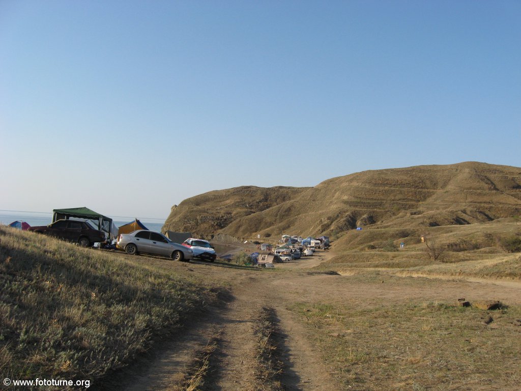 Дальше по берегу не редко попадаются палаточные лагеря
