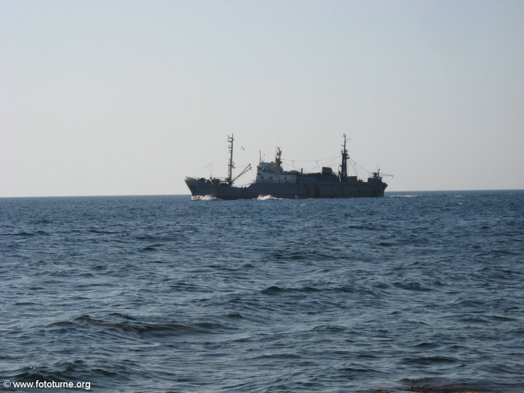 Плывет рыбацкий пароход