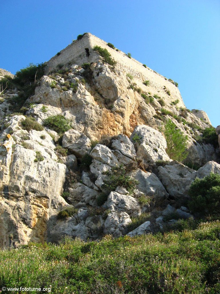 Замок растет из камней